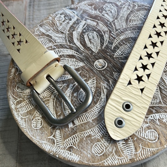 STAR PUNCHED IVORY LEATHER BELT AND SILVER BUCKLE SIZE XL - Picture 3 of 10
